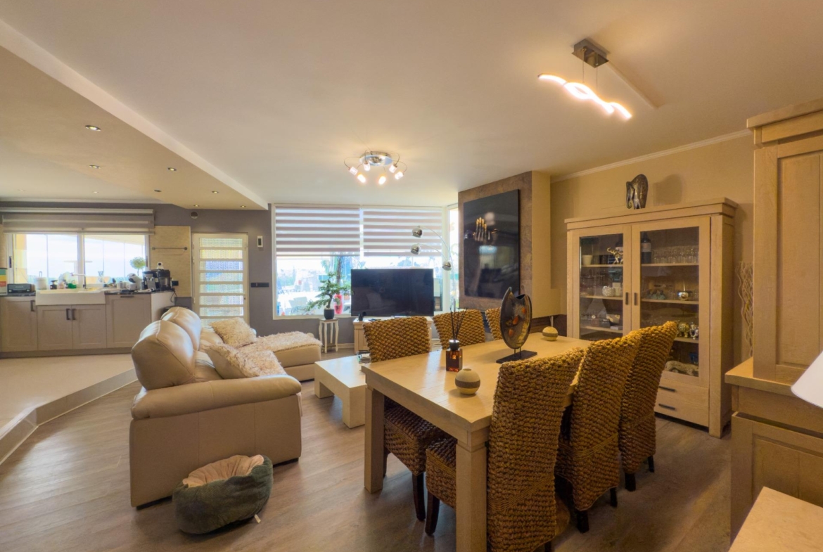 Spacious recently renovated villa with 3,600 m2 of plot and private pool