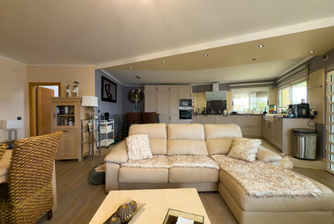 Spacious recently renovated villa with 3,600 m2 of plot and private pool