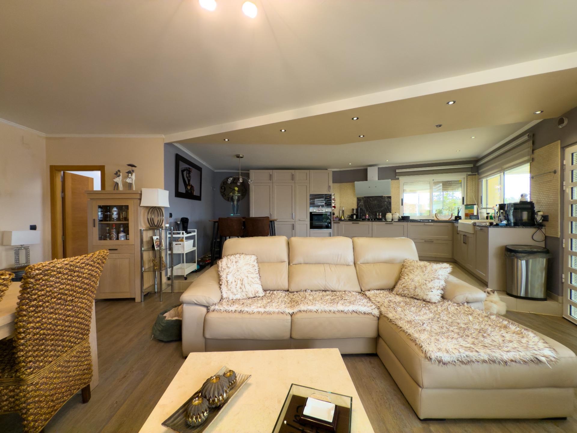 Spacious recently renovated villa with 3,600 m2 of plot and private pool