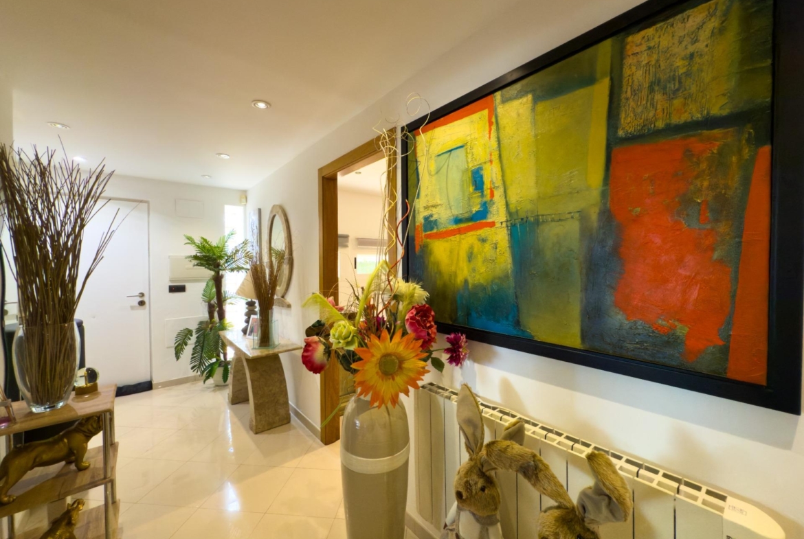 Spacious recently renovated villa with 3,600 m2 of plot and private pool