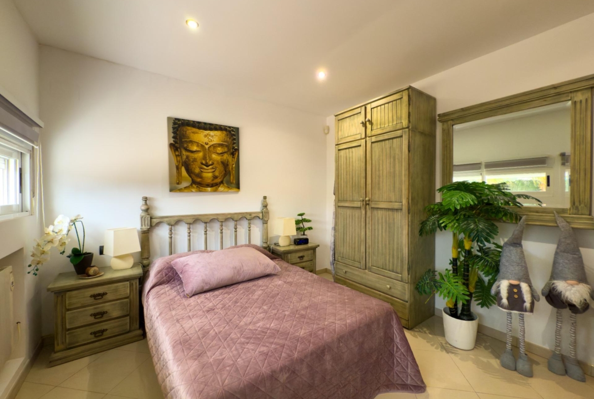 Spacious recently renovated villa with 3,600 m2 of plot and private pool