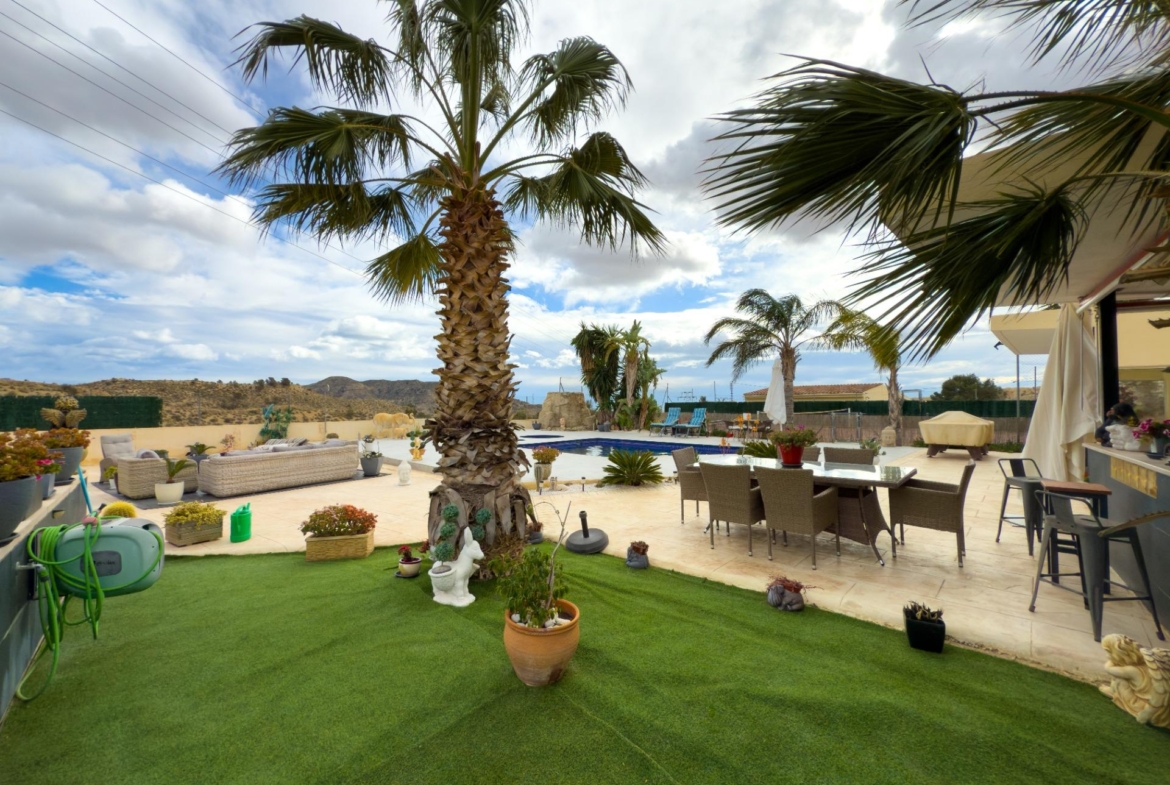 Spacious recently renovated villa with 3,600 m2 of plot and private pool
