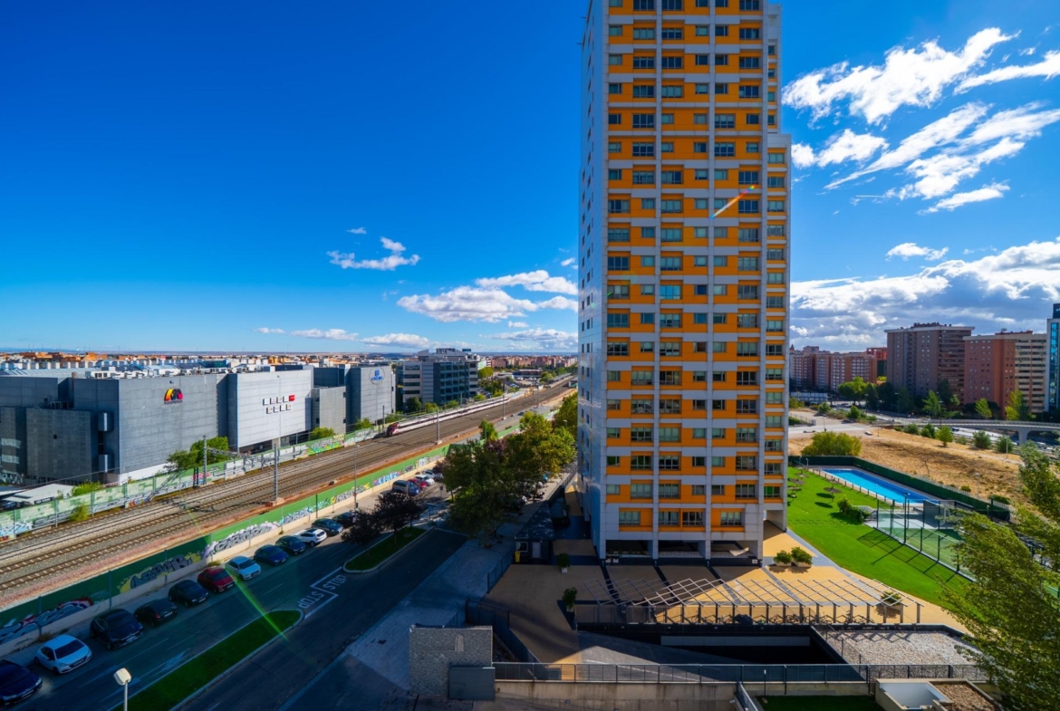 ESPECTACULAR VIVIENDA CON VISTAS PANORÁMICAS EN VIRGEN DEL CORTIJO – MANOTERAS, MADRID