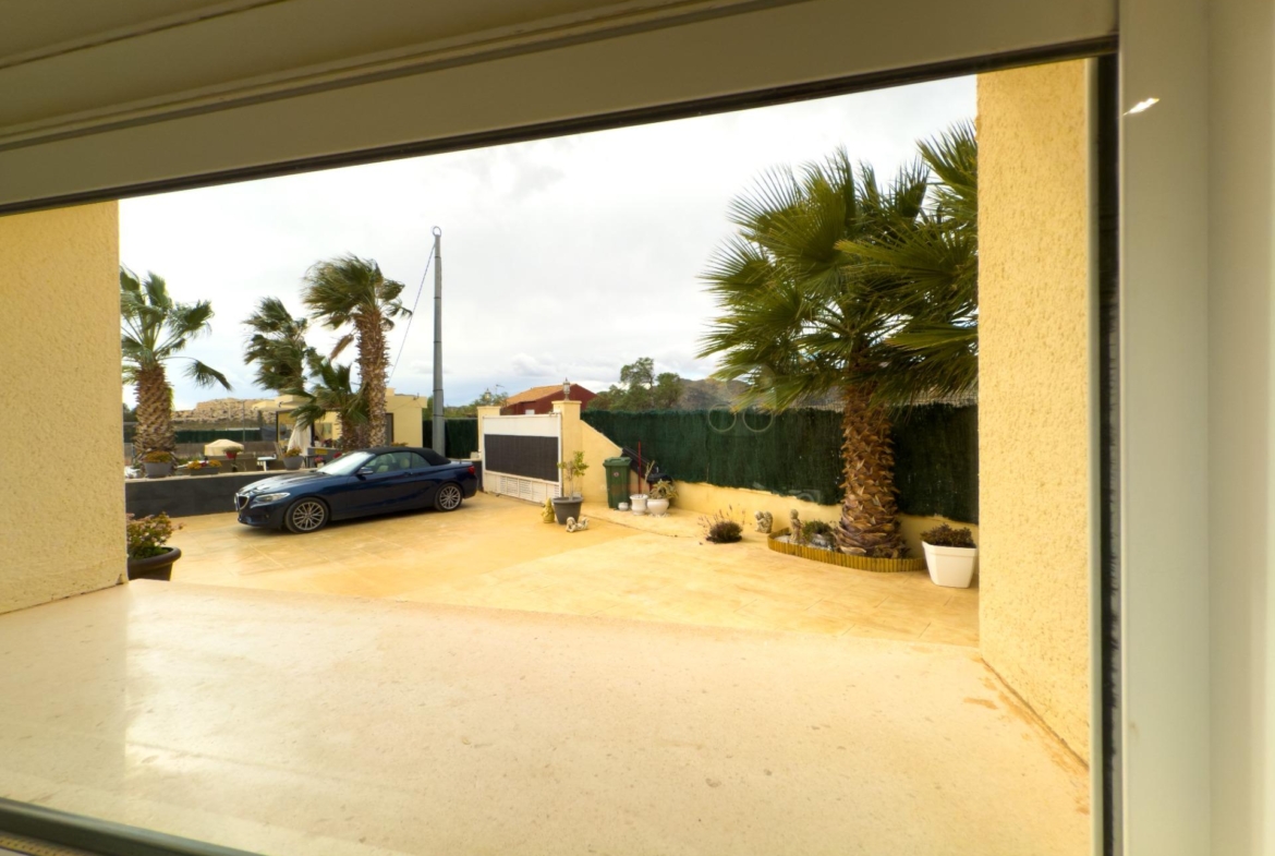 Spacious recently renovated villa with 3,600 m2 of plot and private pool