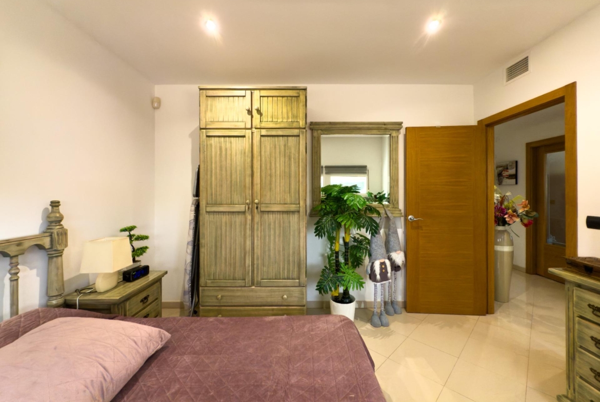 Spacious recently renovated villa with 3,600 m2 of plot and private pool