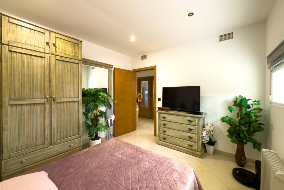 Spacious recently renovated villa with 3,600 m2 of plot and private pool