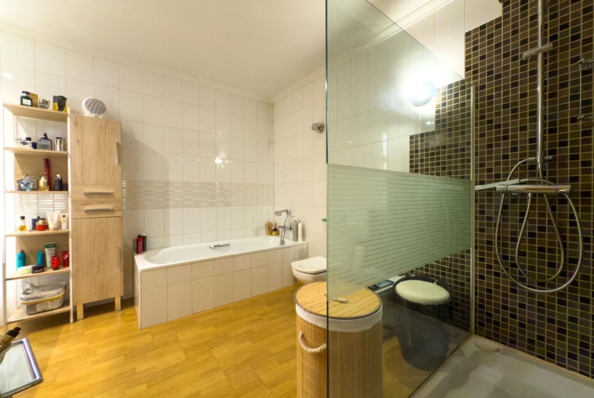 Spacious recently renovated villa with 3,600 m2 of plot and private pool