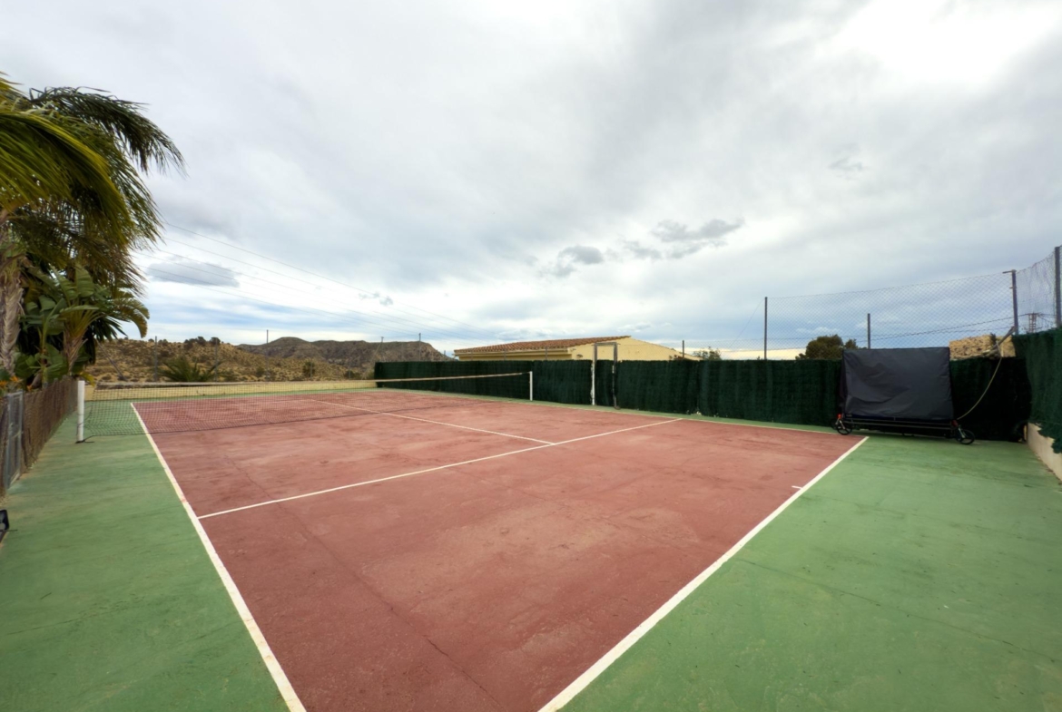 Spacious recently renovated villa with 3,600 m2 of plot and private pool