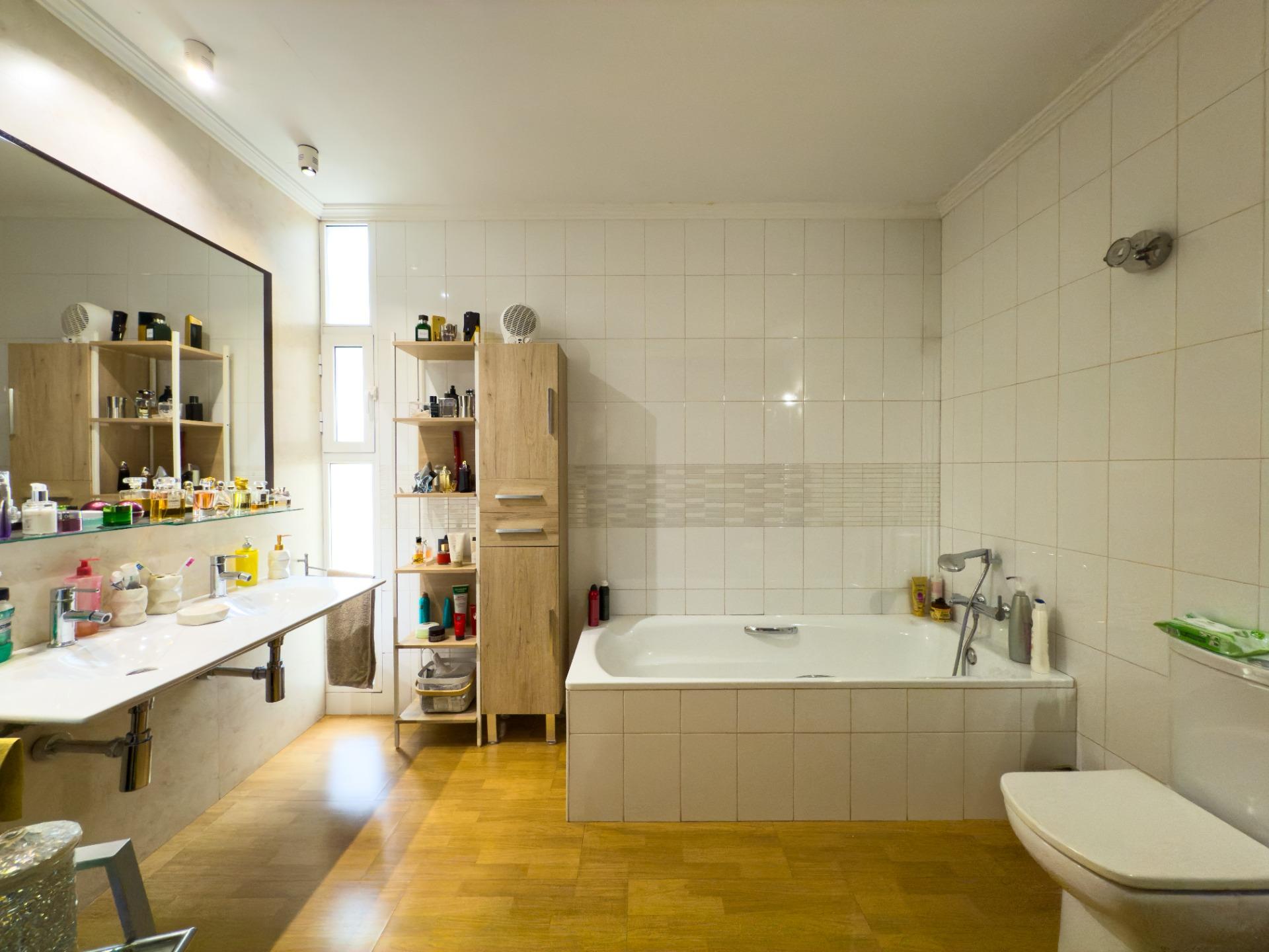 Spacious recently renovated villa with 3,600 m2 of plot and private pool