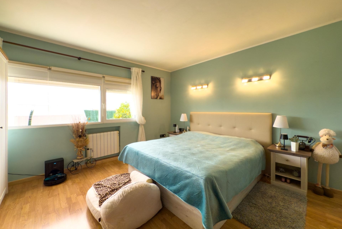 Spacious recently renovated villa with 3,600 m2 of plot and private pool