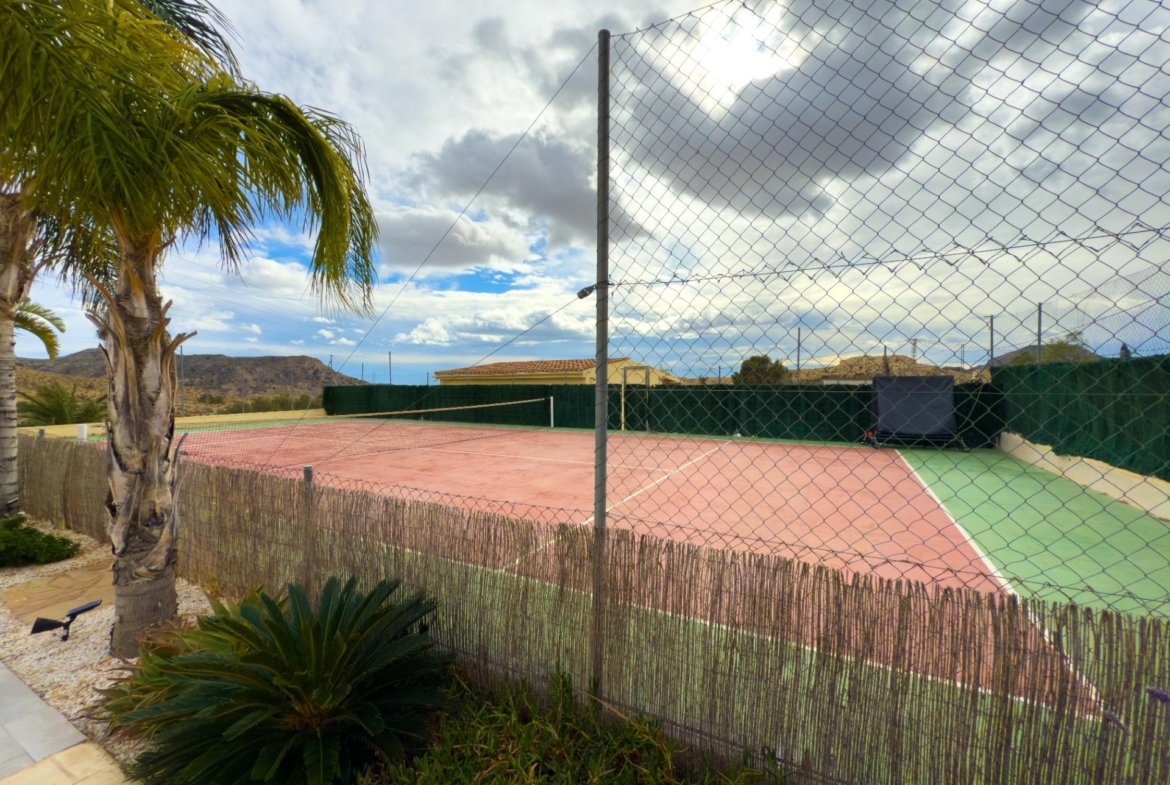 Spacious recently renovated villa with 3,600 m2 of plot and private pool