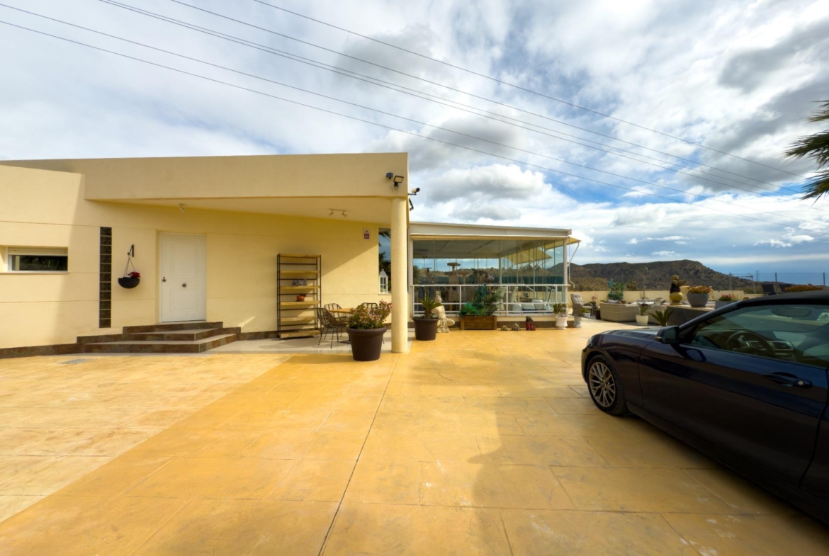 Spacious recently renovated villa with 3,600 m2 of plot and private pool