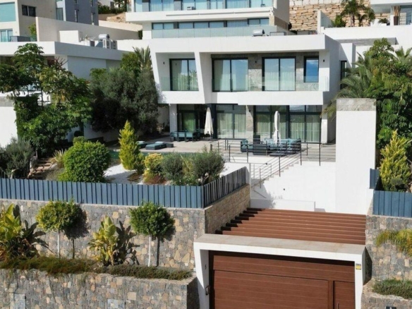 Exquisite villa with private pool and panoramic views in Sierra Cortina