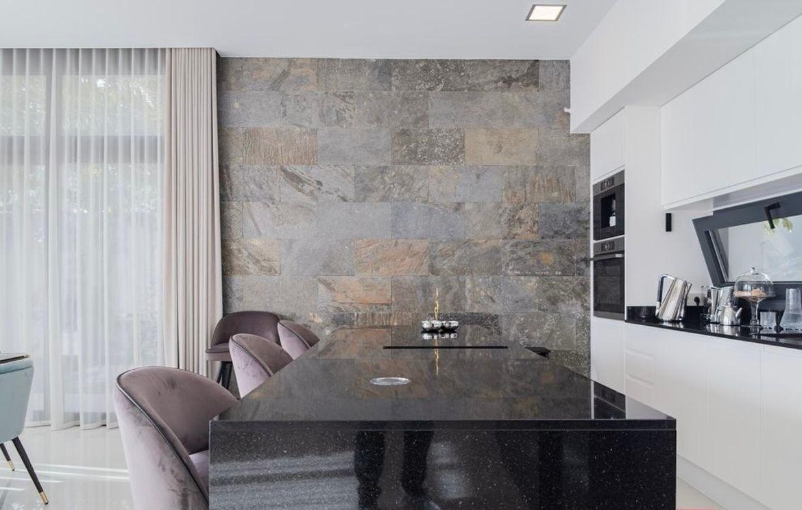 Exquisite villa with private pool and panoramic views in Sierra Cortina
