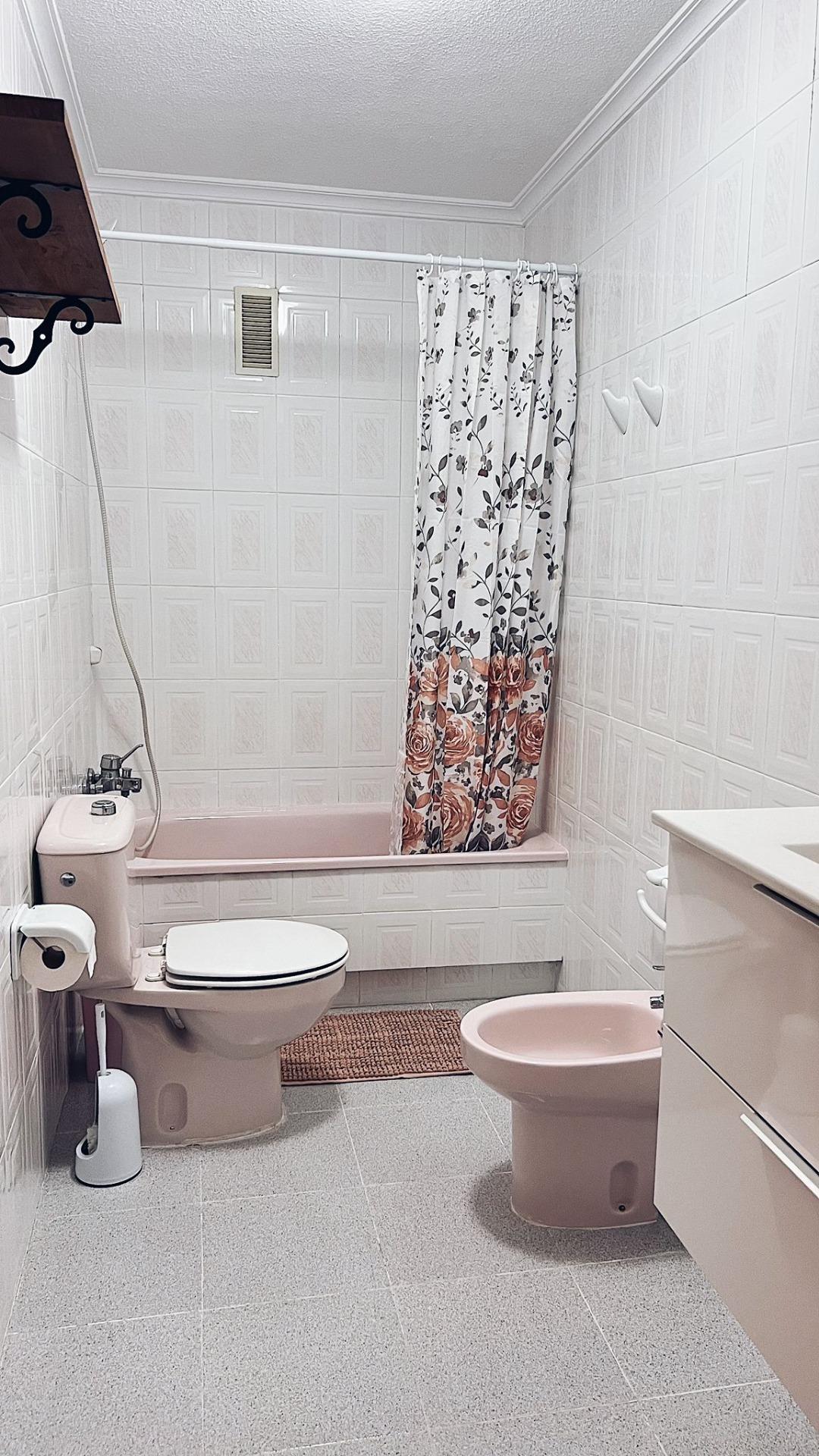8-18-17 2 Bedroom Apartment, 1 Bathroom, 350 m from the Beach