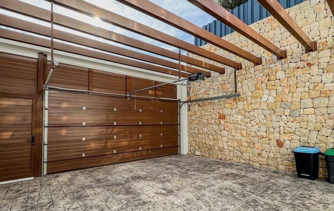 Exquisite villa with private pool and panoramic views in Sierra Cortina