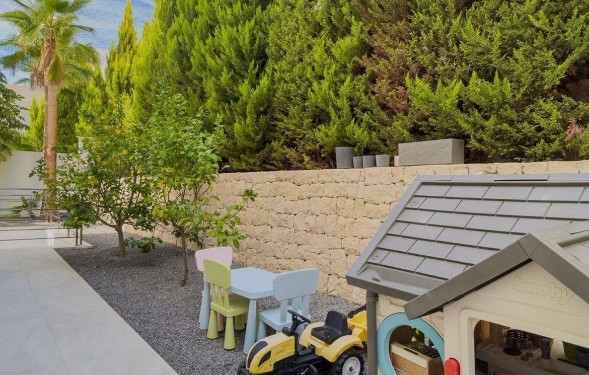 Exquisite villa with private pool and panoramic views in Sierra Cortina
