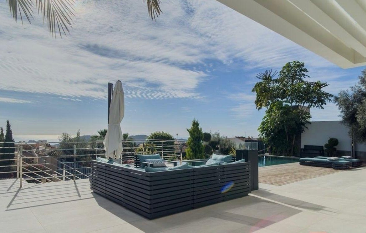 Exquisite villa with private pool and panoramic views in Sierra Cortina