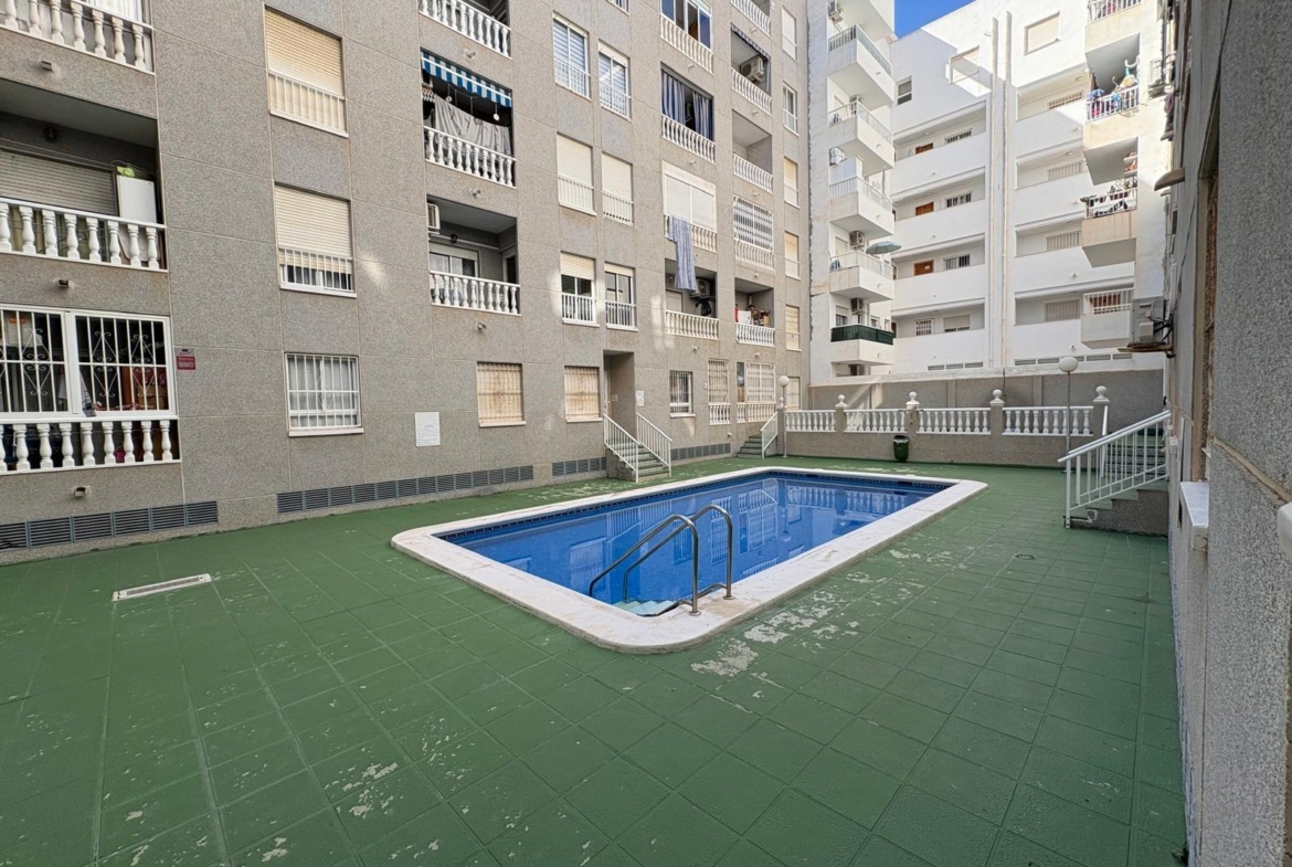 Charming Apartment in the Heart of Torrevieja 🏡✨ 2 Bedrooms 1 Bathroom with Patio and Pool