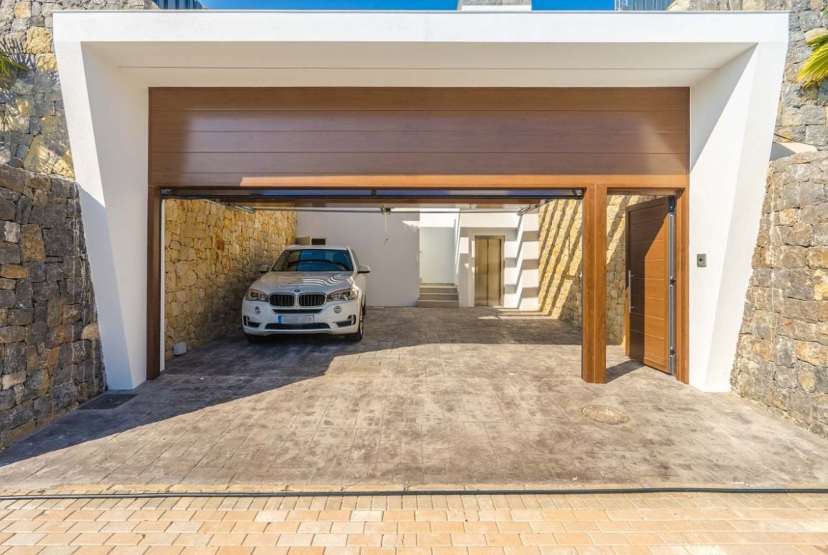 Exquisite villa with private pool and panoramic views in Sierra Cortina
