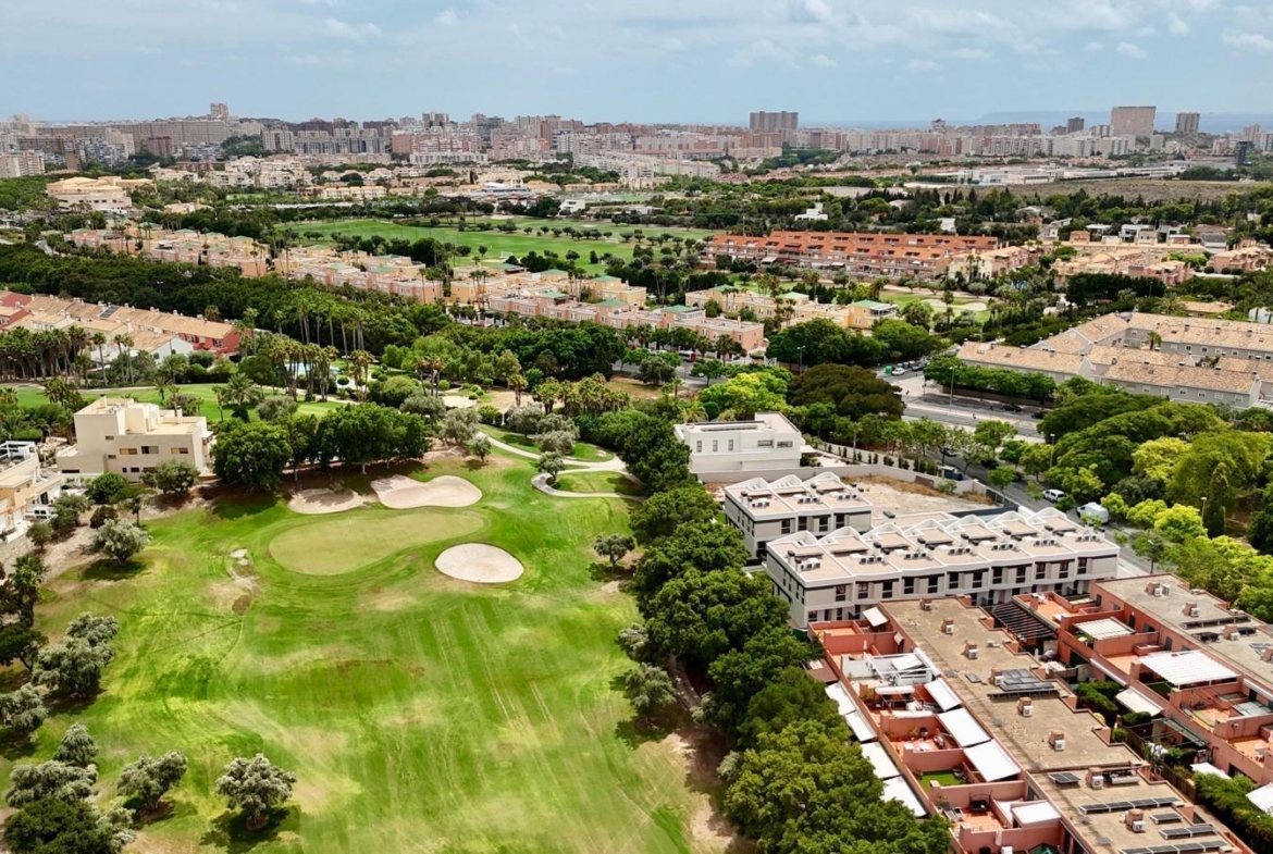 Exclusivo Adosado en Primera Línea de Golf de la Playa de San Juan con vistas espectaculares