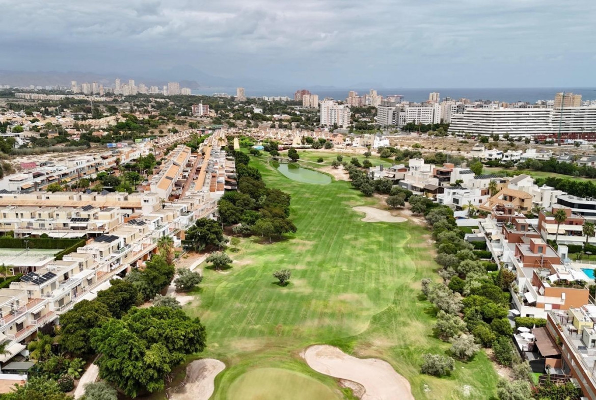 Exclusivo Adosado en Primera Línea de Golf de la Playa de San Juan con vistas espectaculares