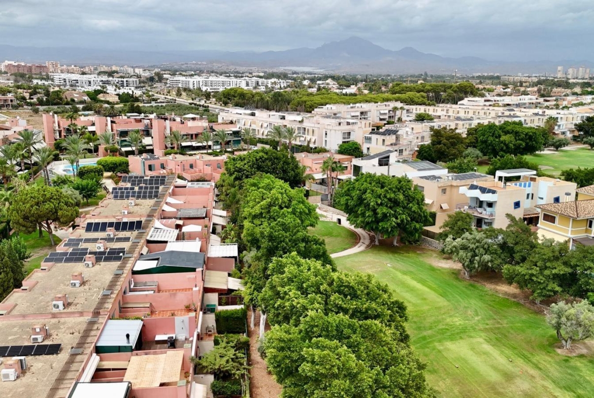 Exclusivo Adosado en Primera Línea de Golf de la Playa de San Juan con vistas espectaculares