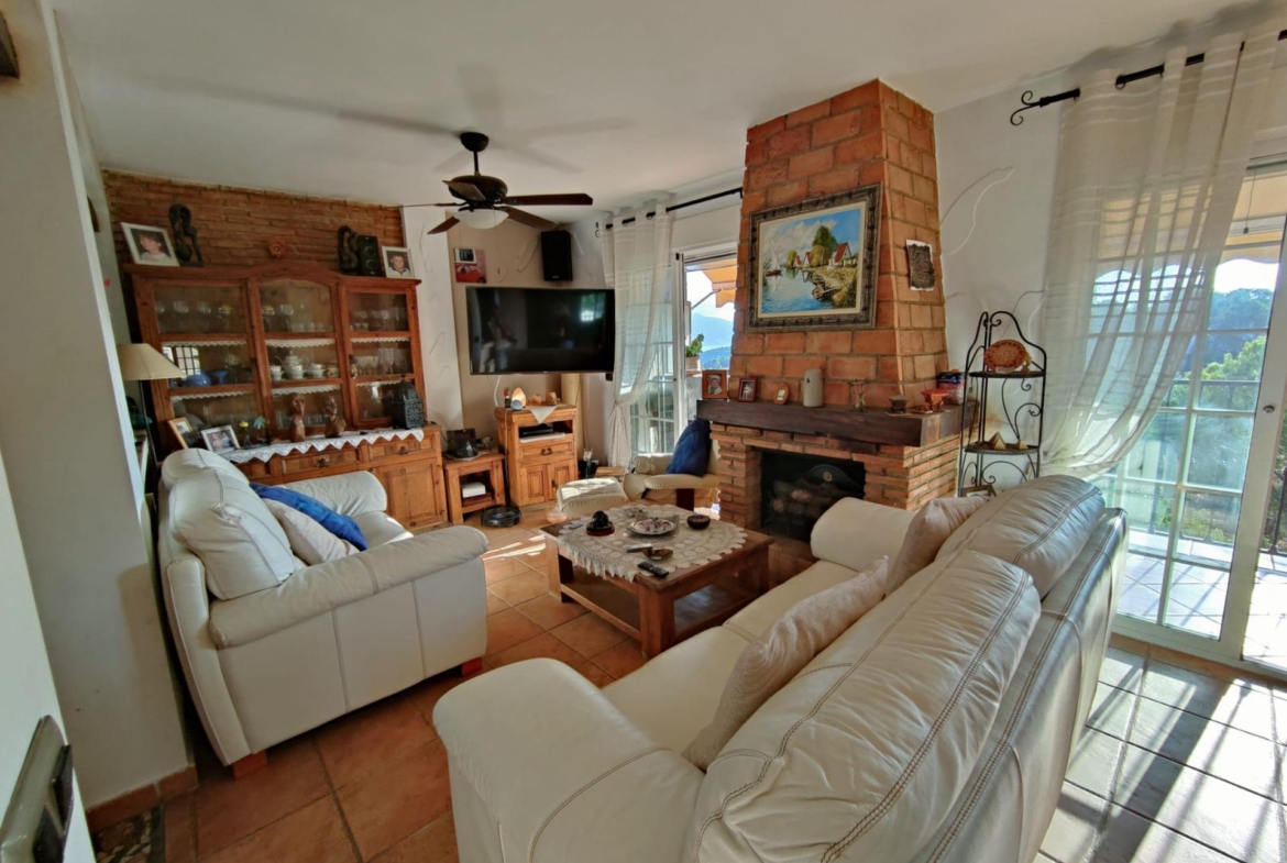 DETACHED VILLA, SPACIOUS WITH PRIVACY IN A NATURAL ENVIRONMENT IN LA NUCIA