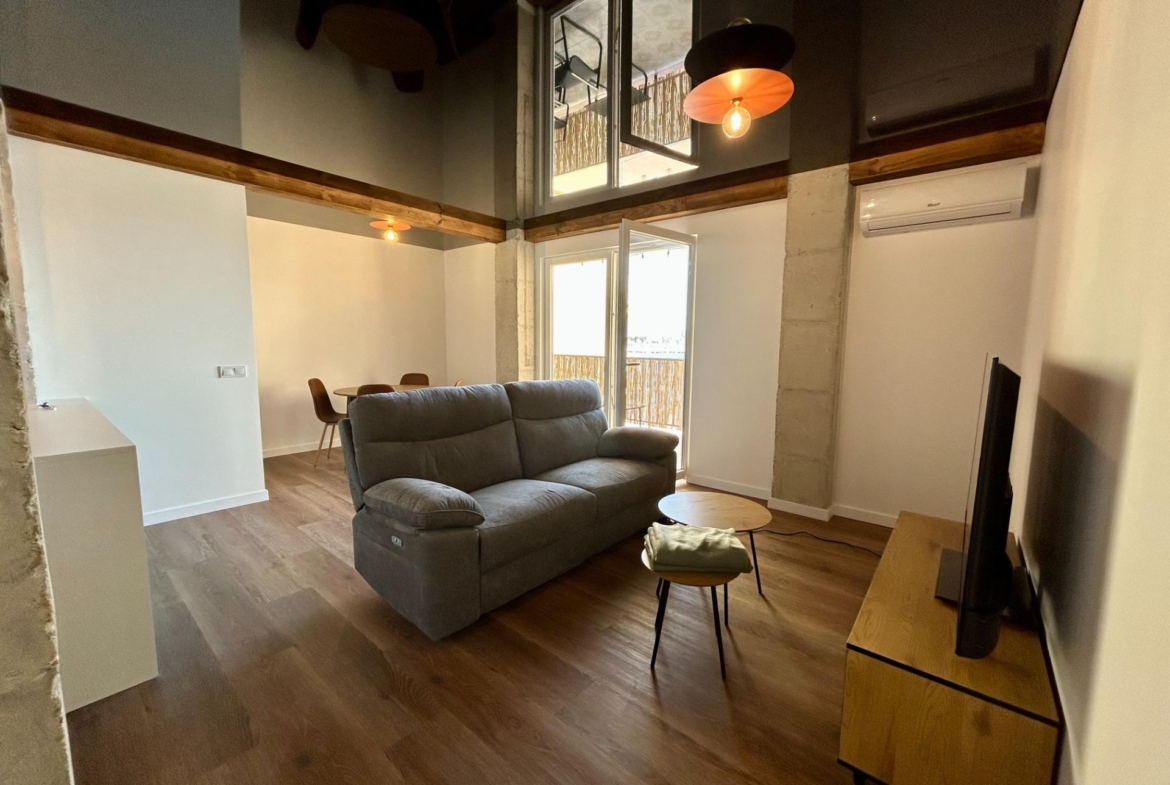 Apartment with designer renovation and direct sea views