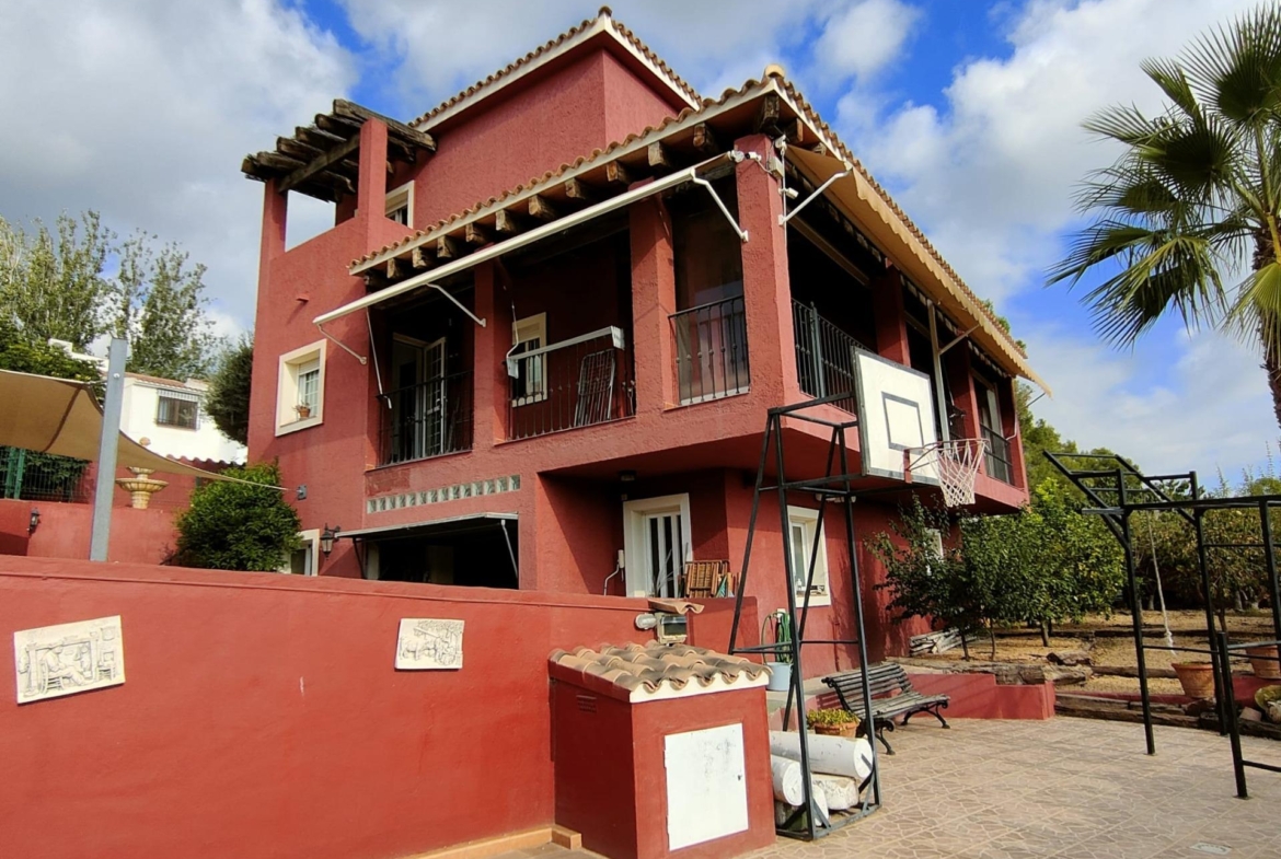 DETACHED VILLA, SPACIOUS WITH PRIVACY IN A NATURAL ENVIRONMENT IN LA NUCIA