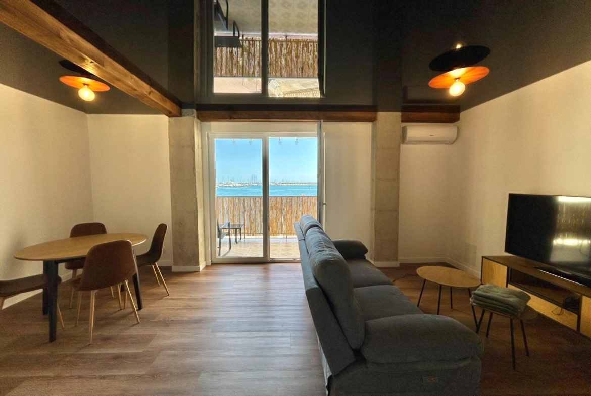 Apartment with designer renovation and direct sea views