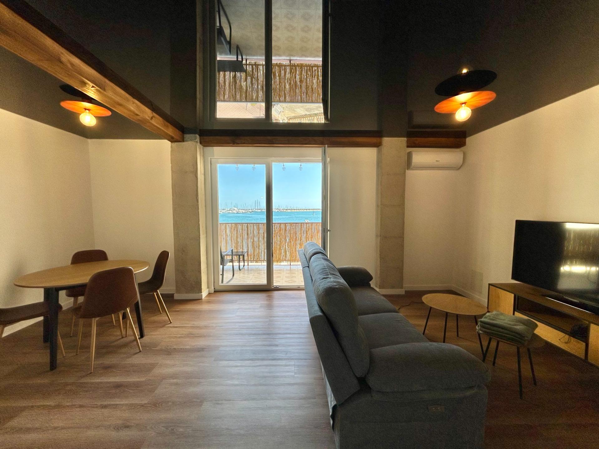 Apartment with designer renovation and direct sea views