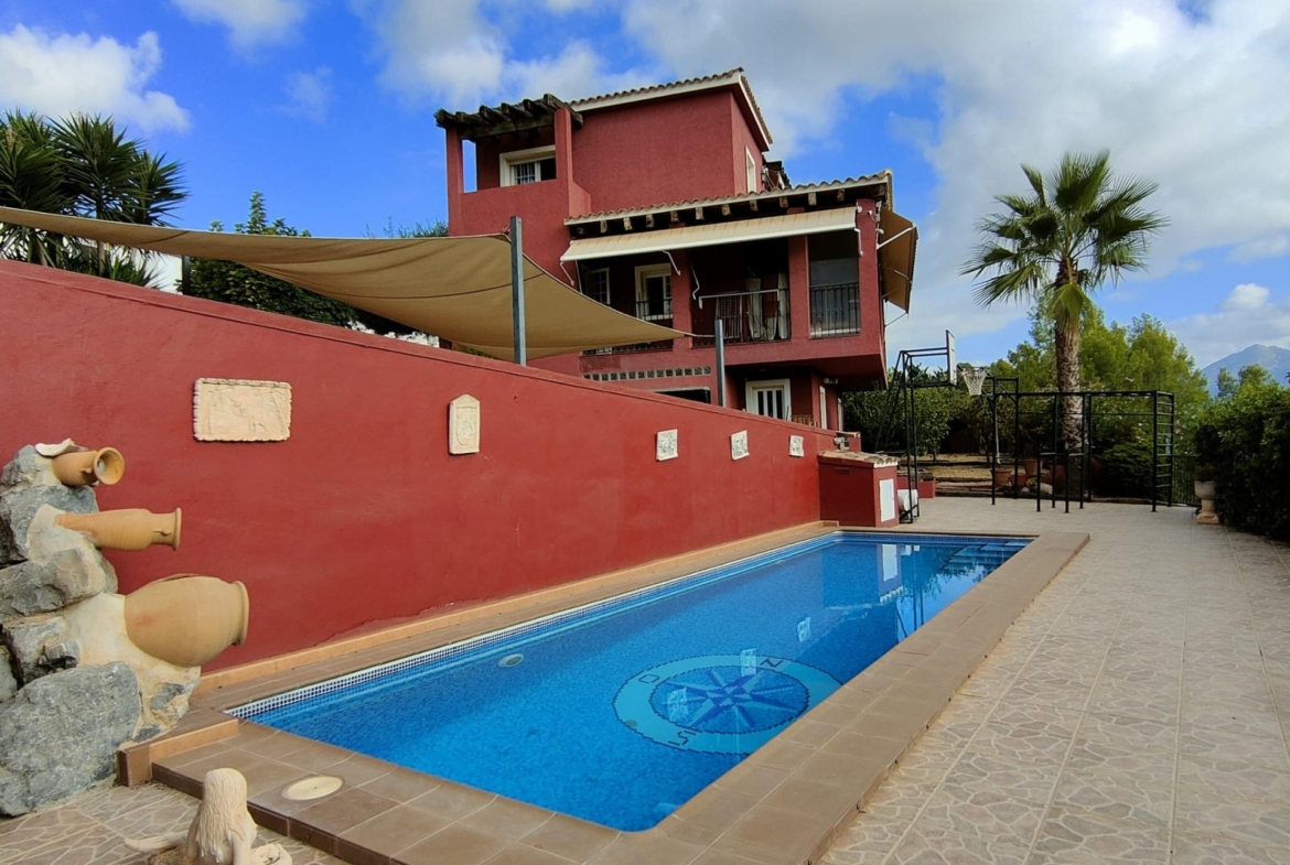 DETACHED VILLA, SPACIOUS WITH PRIVACY IN A NATURAL ENVIRONMENT IN LA NUCIA