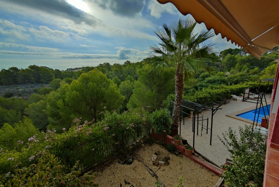 DETACHED VILLA, SPACIOUS WITH PRIVACY IN A NATURAL ENVIRONMENT IN LA NUCIA