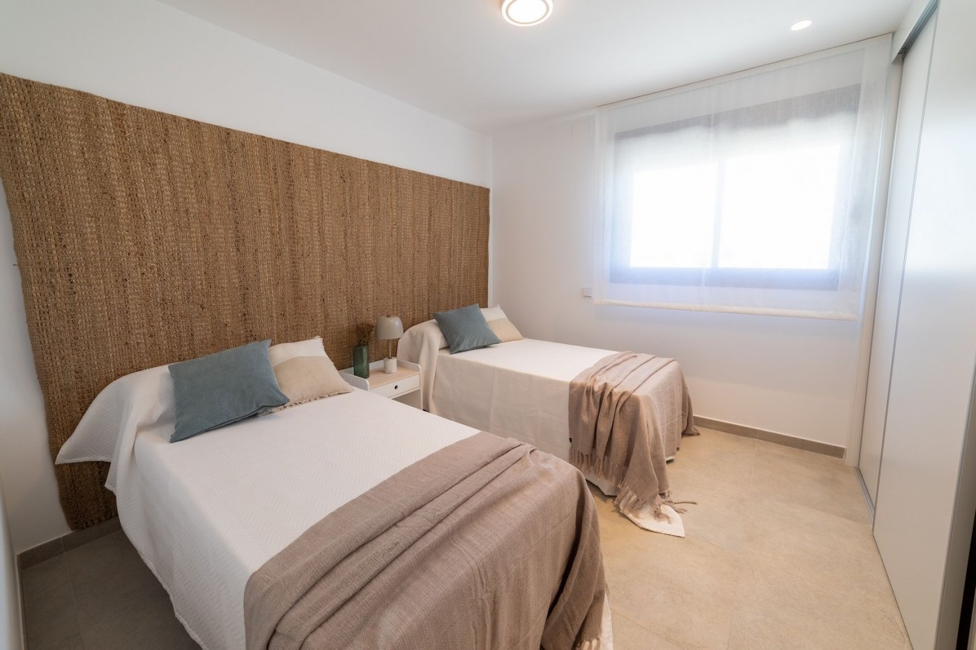 9-33-1 NEW APARTMENTS FOR SALE IN GRAN ALACANT, AT 20 MINUTES FROM ALICANTE and ELCHE, COSTA BLANCA