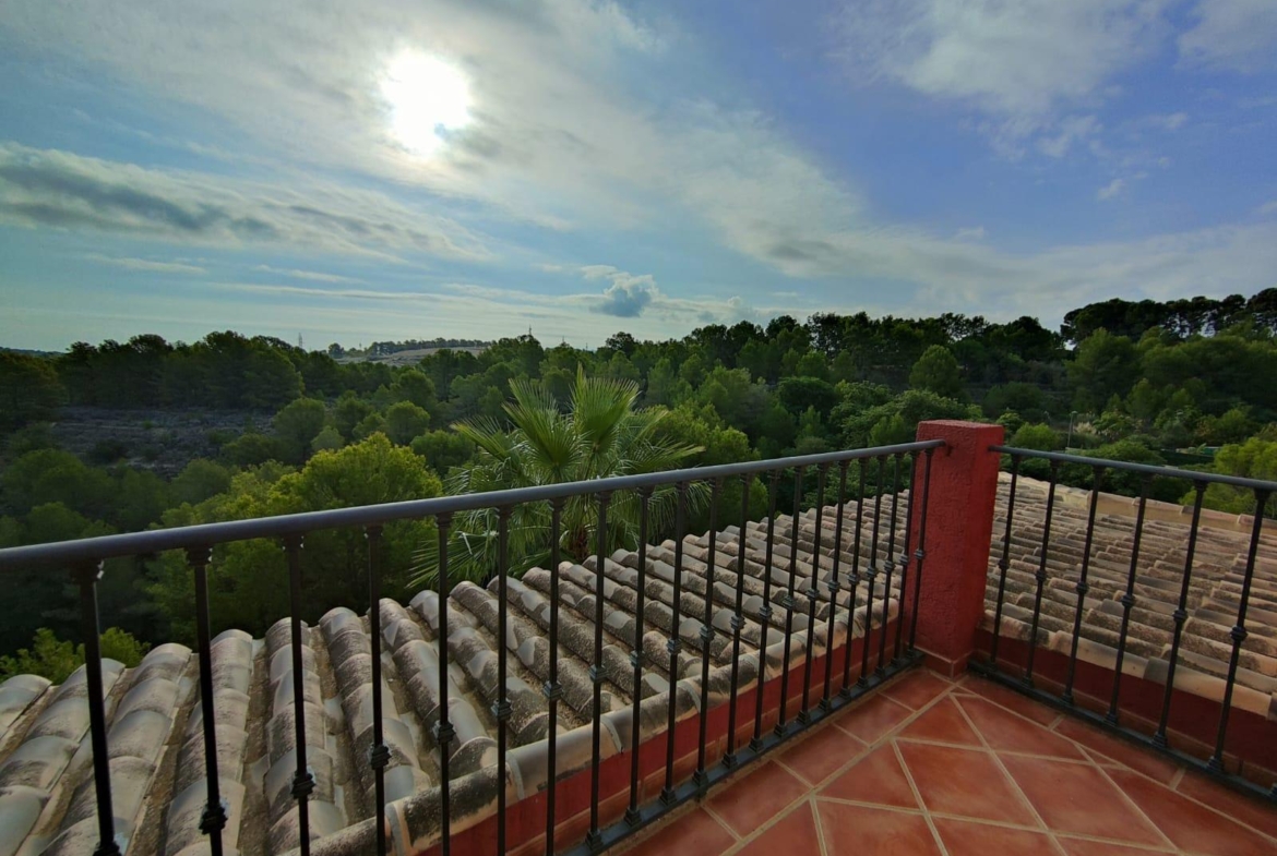 DETACHED VILLA, SPACIOUS WITH PRIVACY IN A NATURAL ENVIRONMENT IN LA NUCIA