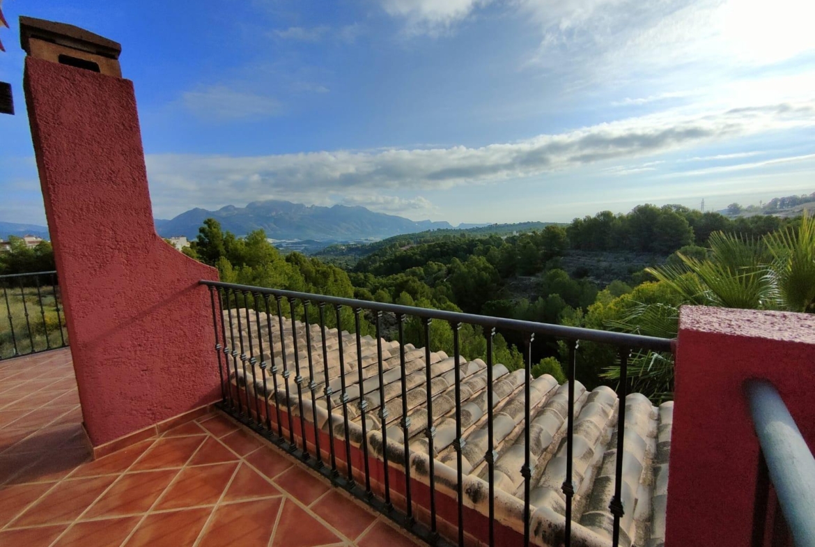DETACHED VILLA, SPACIOUS WITH PRIVACY IN A NATURAL ENVIRONMENT IN LA NUCIA
