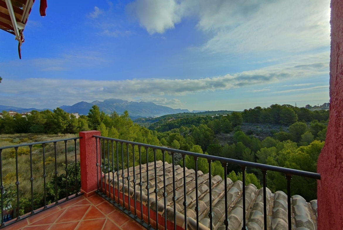 DETACHED VILLA, SPACIOUS WITH PRIVACY IN A NATURAL ENVIRONMENT IN LA NUCIA