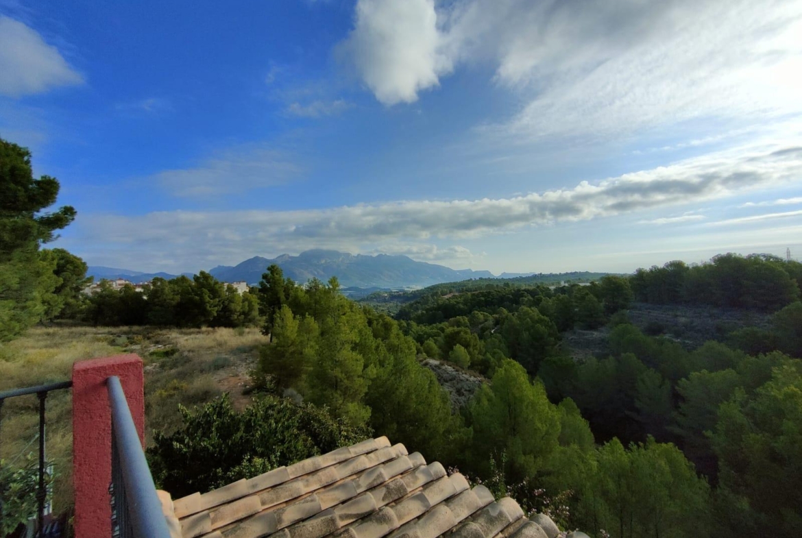 DETACHED VILLA, SPACIOUS WITH PRIVACY IN A NATURAL ENVIRONMENT IN LA NUCIA