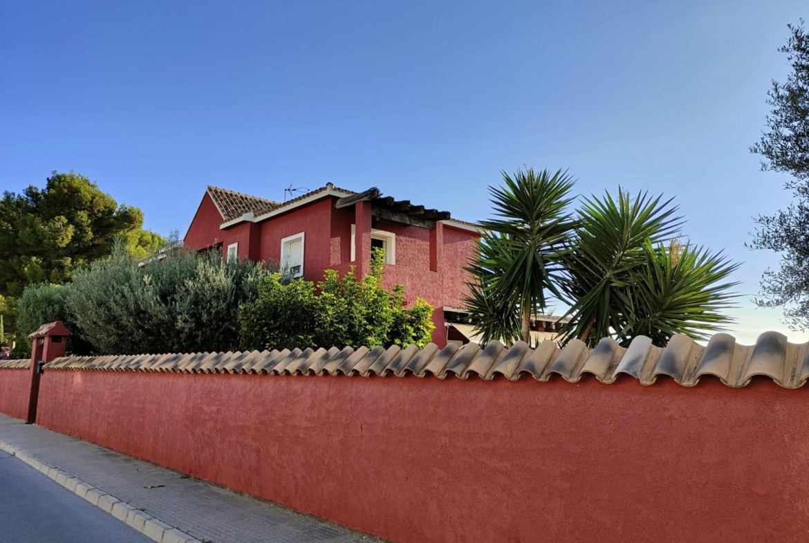 DETACHED VILLA, SPACIOUS WITH PRIVACY IN A NATURAL ENVIRONMENT IN LA NUCIA